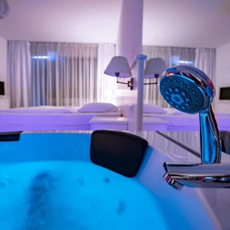 Family Premium Private Jacuzzi, Sauna & Sea View *