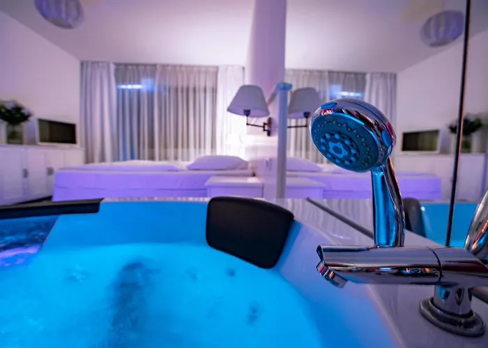 Family Premium Private Jacuzzi, Sauna & Sea View *